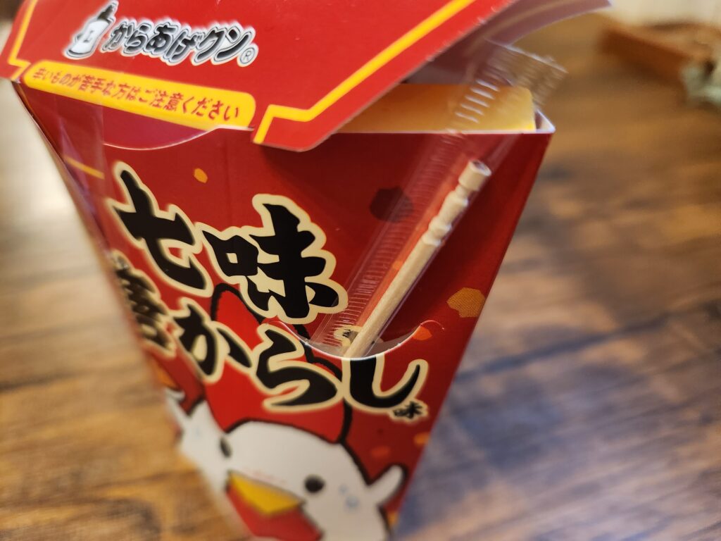 からあげクン 七味唐からし味のパッケージの爪楊枝