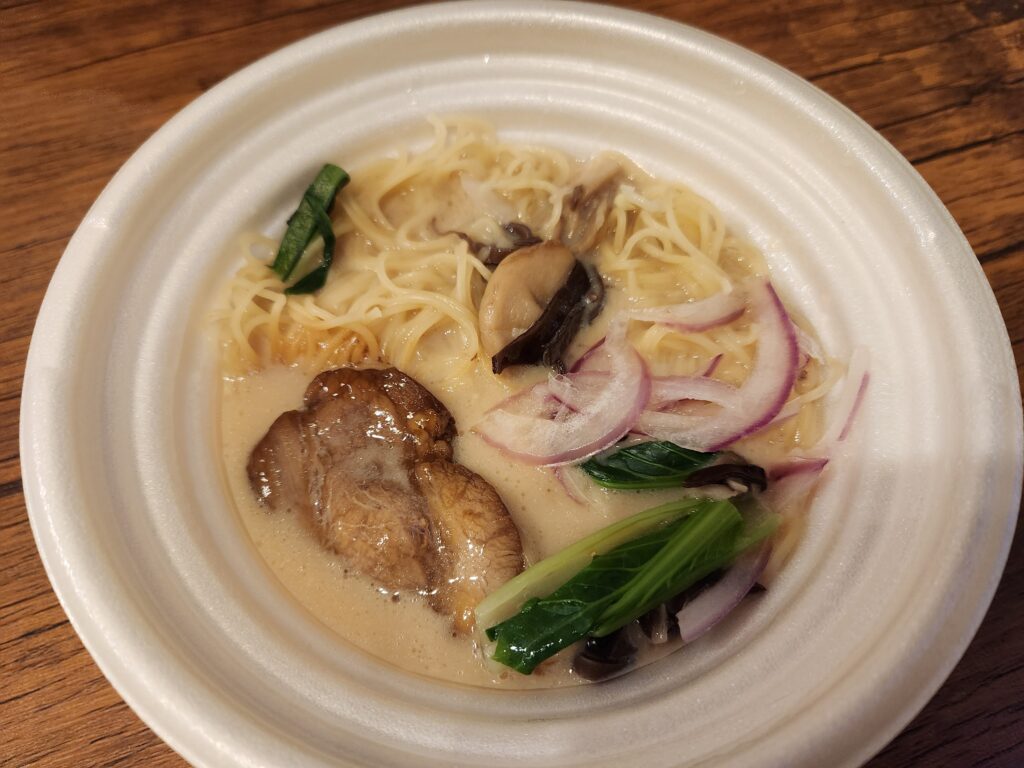 一風堂監修とんこつラーメン（スープと麺を合わせた状態）