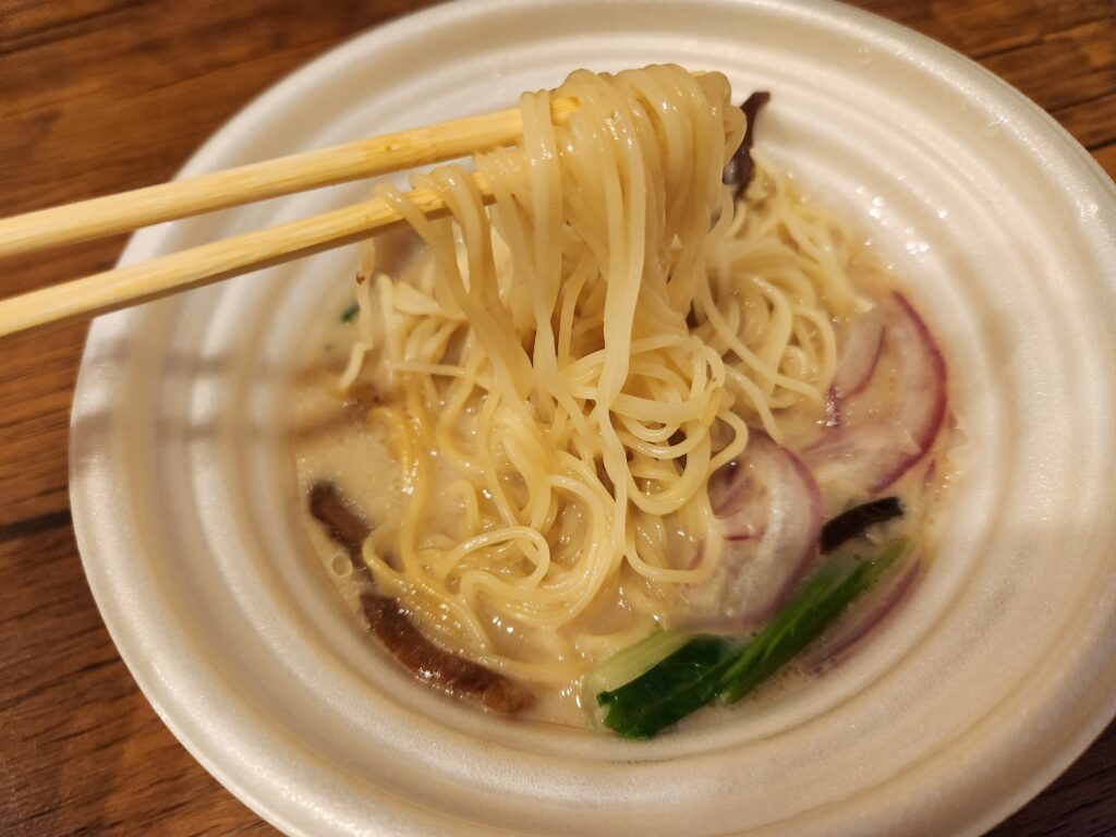 一風堂監修とんこつラーメンの麺を箸上げ