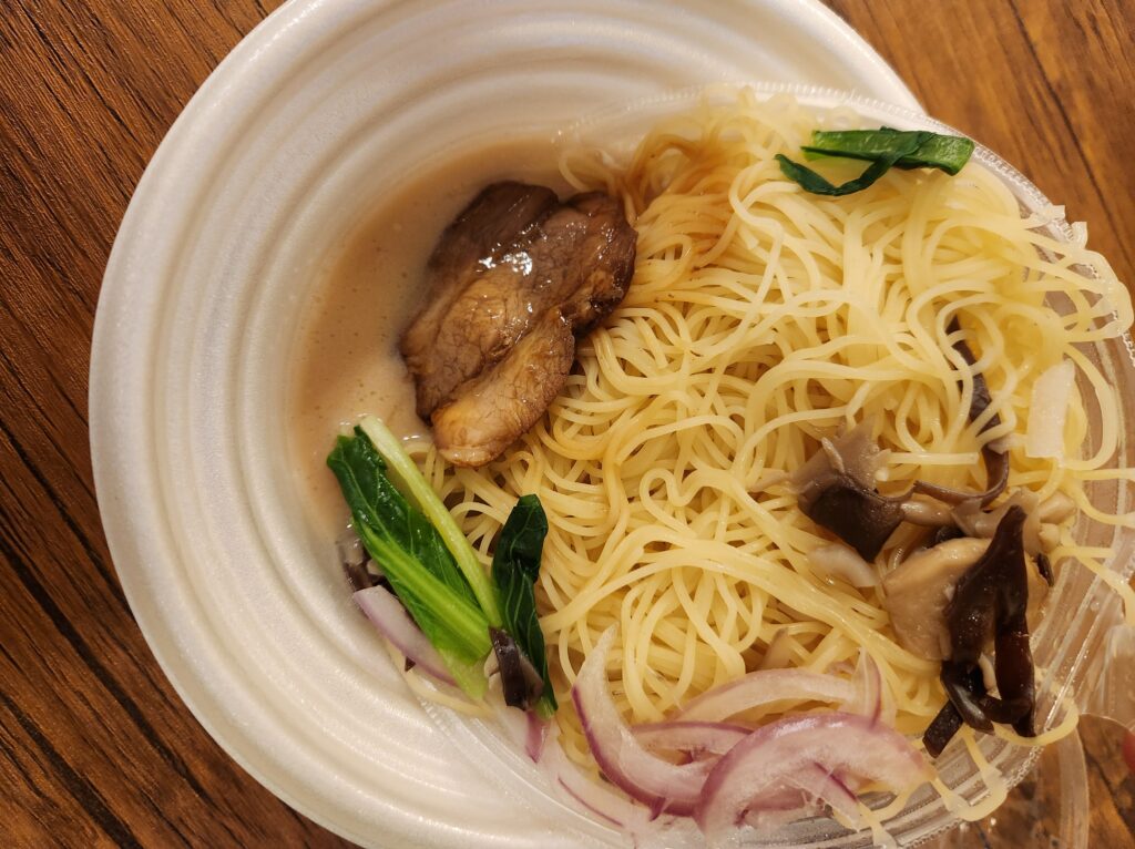 一風堂監修とんこつラーメン（スープと麺を合わせる様子）